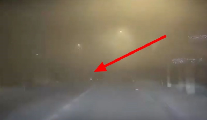 Širi se bizarna snimka iz Zagreba, nećete vjerovati što je tip radio nasred ceste u gustoj magli