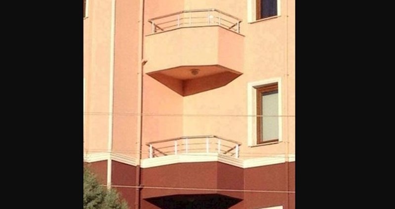 Ljudi dijele fotke najluđih balkona iz istočne Europe, sigurni smo da ih ima nekoliko iz Hrvatske