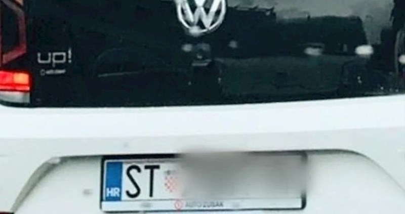 Svi se pitaju zašto je Splićanin stavio ovu neobičnu poruku na svoj automobil