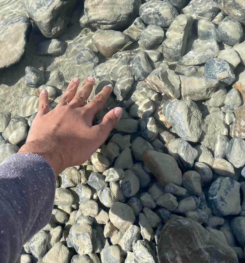 Voda u glečeru je toliko bistra da izgleda kao da je nema