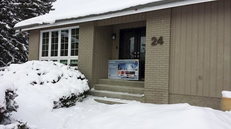 Naručio sam novi TV i otišao kući za praznike. Čekao me ispred vrata 10 dana