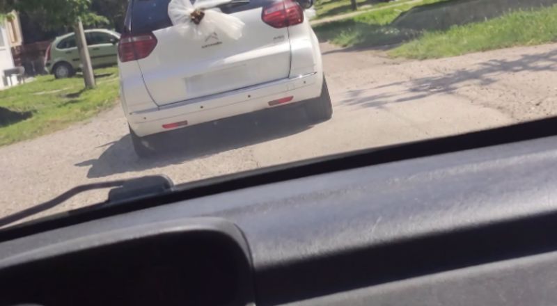 Ljudi misle da je ova fotka svatova iz Srbije AI. Ali ni AI ne može nešto ovakvo izmisliti