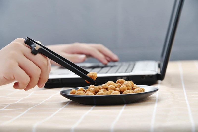 Štapići za jesti i raditi u isto vrijeme