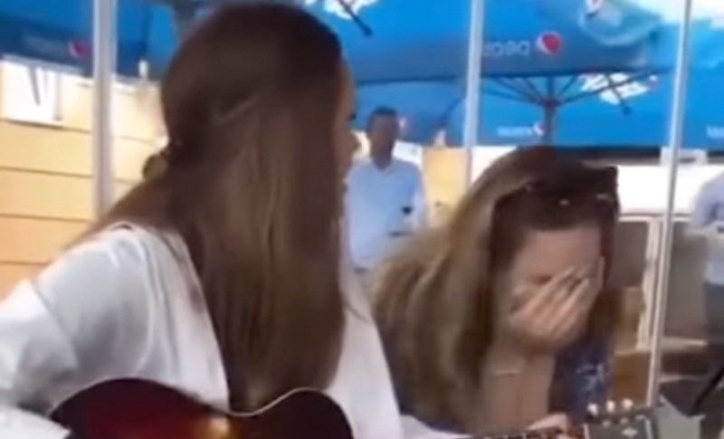 Djevojke su pjevale na terasi kafića, prasnule su u smijeh kad su shvatile što se događa iza njih