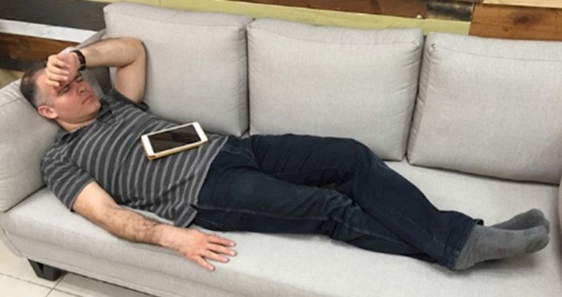 Direktor im se srušio od umora i zaspao na poslu, zbog kreativnih zaposlenika sad je postao zvijezda