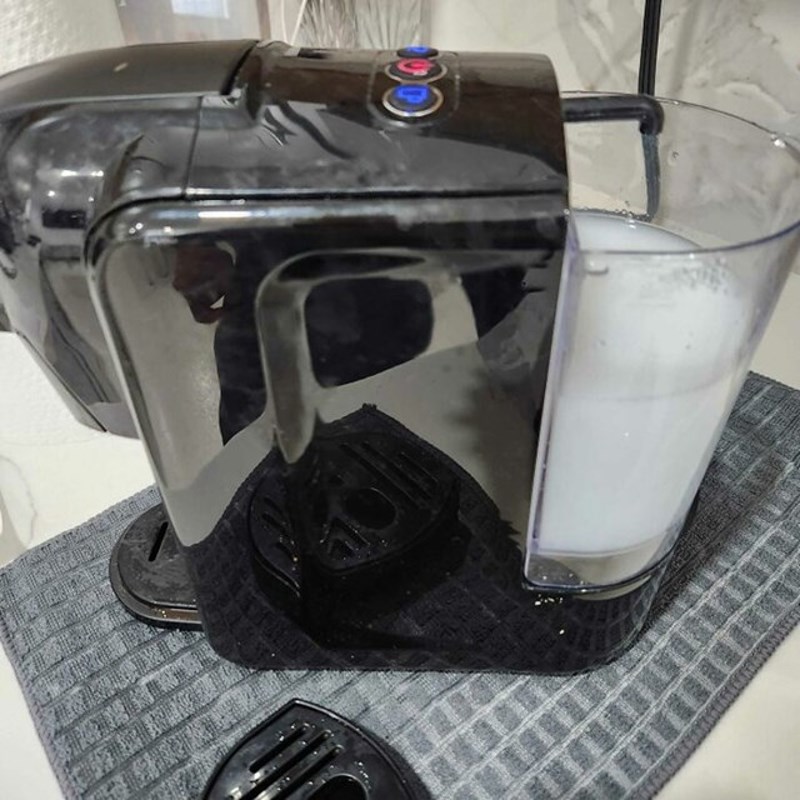 Netko je ulio mlijeko u aparat za kavu