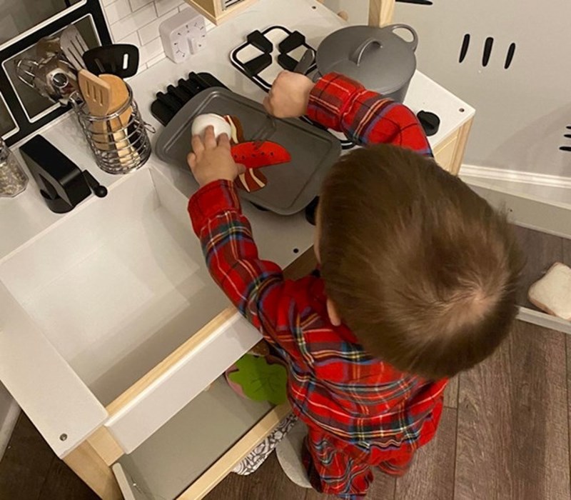 Kupite djecu kuhinju, bez obzira na spol, ne možete ni zamisliti koliko toga sam uspjela obaviti kad ih zamolim da mi skuhaju ručak