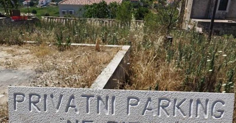 Tipa iz Dalmacije stalno su pitali mogu li parkirati u njegov vrt, pogledajte ploču koju je postavio