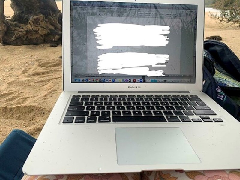 Mama šalje sliku kako radi na novom laptopu. Po kiši
