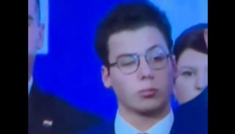 Svu pažnju ukrao je mladić koji je stajao iza Primorca dok je držao govor, pogledajte što je radio