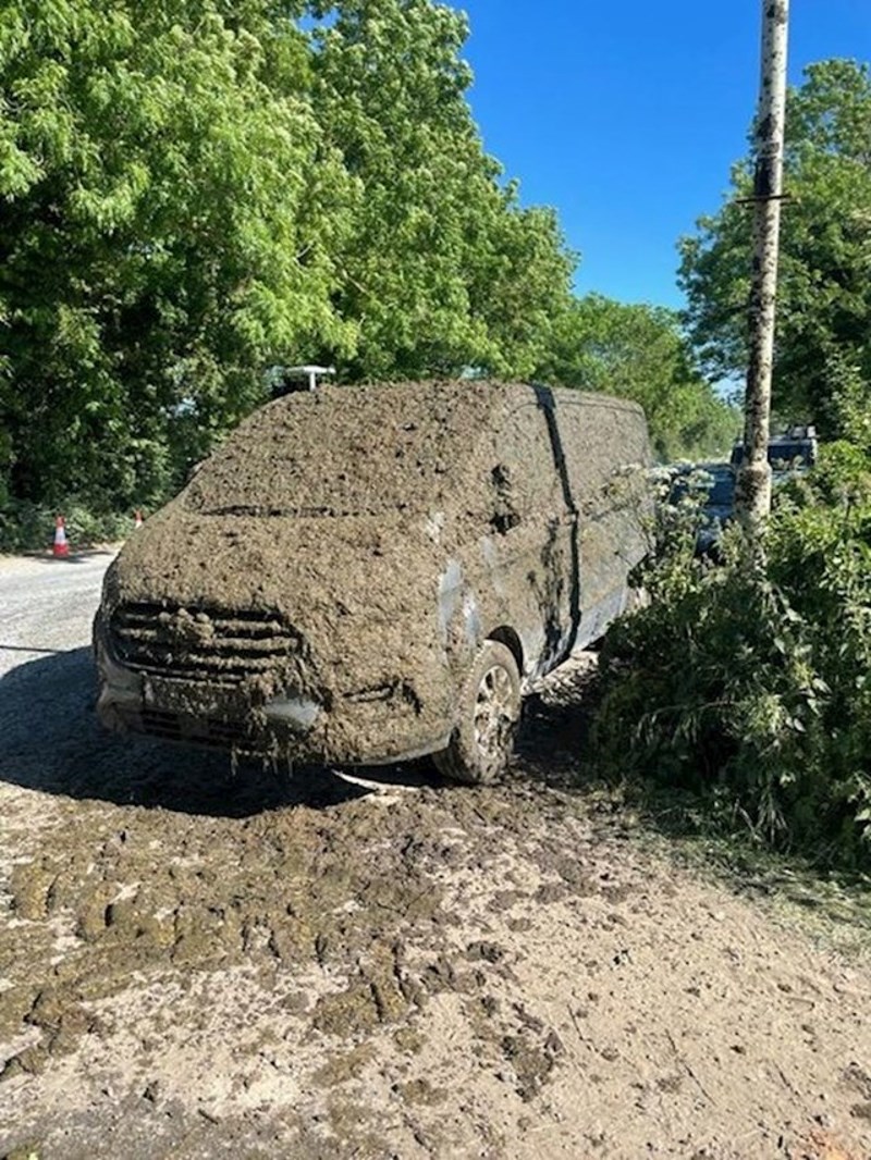 Parkirao je na ulazu u farmu i blokirao vrata