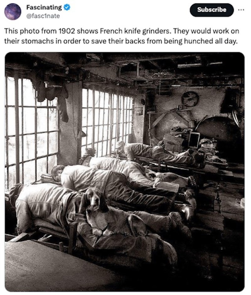Fotografija radnika u tvornici noževa. Leže da štede leđa od napornog rada
