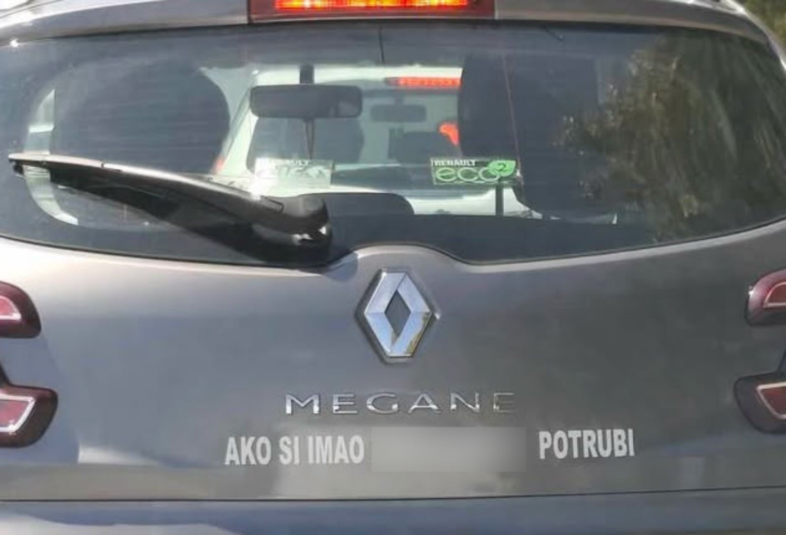 Tip je stavio stvarno neobičan natpis na auto, ako mu potrubite jao vama...
