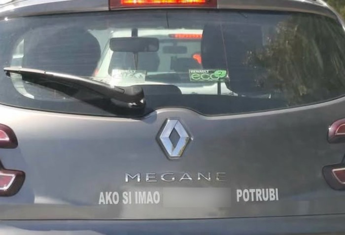 Tip je stavio stvarno neobičan natpis na auto, ako mu potrubite jao vama...