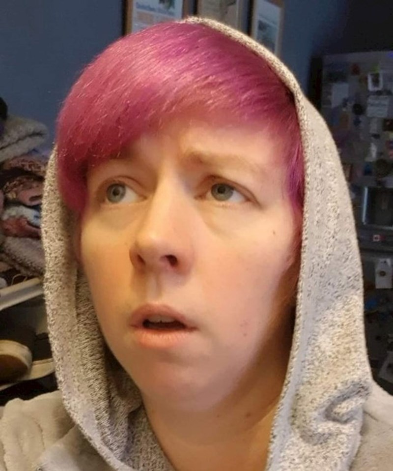 "Zbog frizure izgledam kao svi tinejžeri 2000. godine na MySpaceu. Ovo je moj "nitko me ne razumije" izraz lica. I imam 37 godina, i ne mama, ovo nije faza"