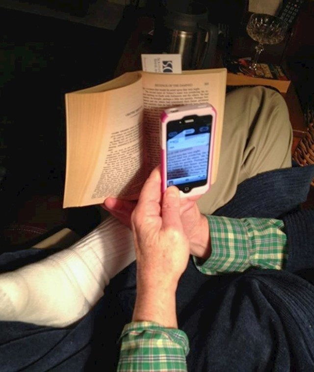 Tata ovako čita knjigu da zna hoće li kupiti Kindle