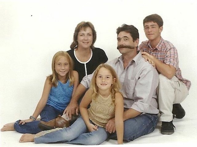 Tata je imao ovakve brkove jer je na jednom albumu Led Zeppelina jedan od vojnika imao takve brkove, a njemu su se jako svidjeli pa ih je pustio i oblikovao ovako. Ne trebam spominjati koliko ih je mama mrzila."