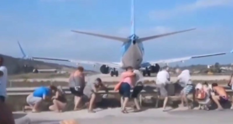 Odlučili su stati iza aviona koji se sprema za polijetanje, ostali su šokirani kad je upalio motore