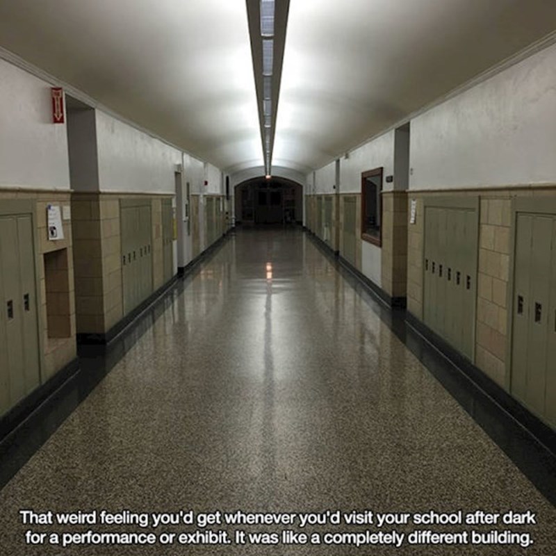 Kad bi u školu došli navečer izgledala bi kao potpuno druga zgrada