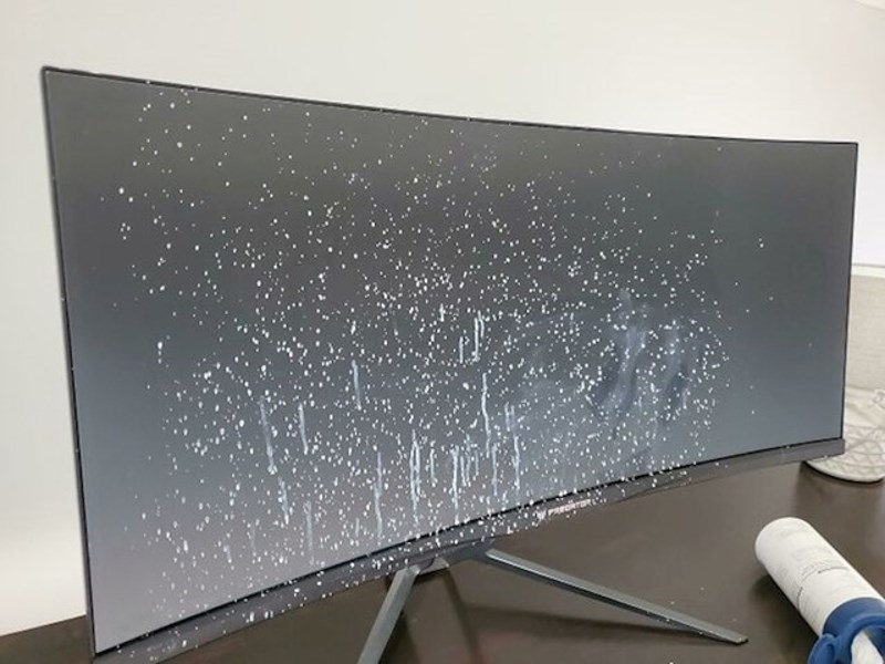 Bojao je strop i kantu s bojom držao ispred novog ekrana