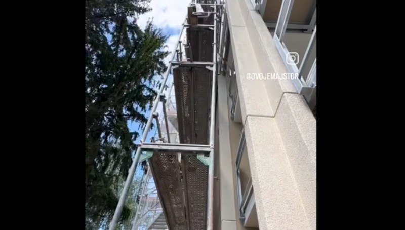 Radnici u Srbiji su postavili skelu na zgradu, proći će vas jeza kad vidite detalj na dnu