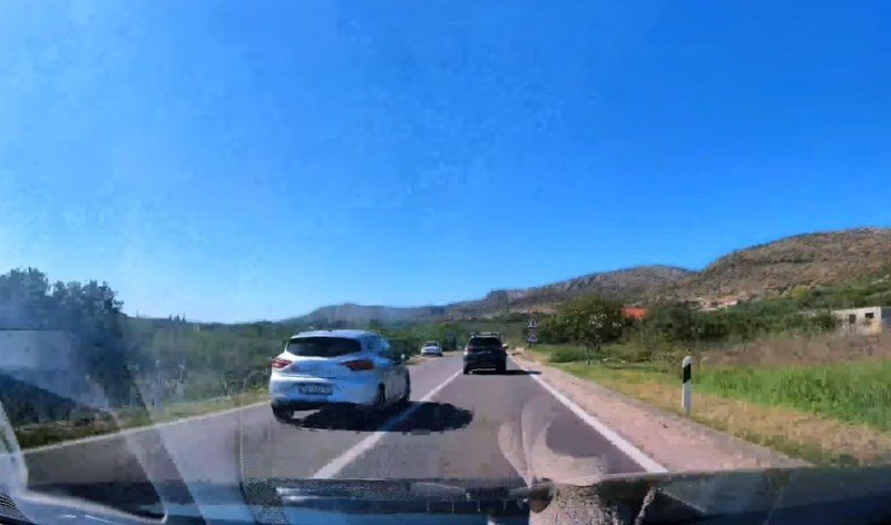 Snimka s ceste kraj Šibenika razbjesnila je čitavu regiju, morate vidjeti što je tip izveo