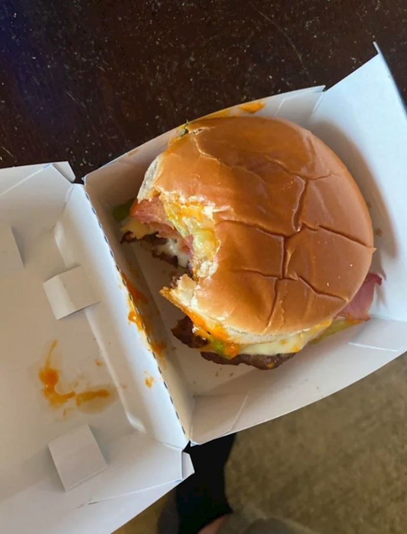 Naručila sam hamburger. Netko je napravio prvi griz