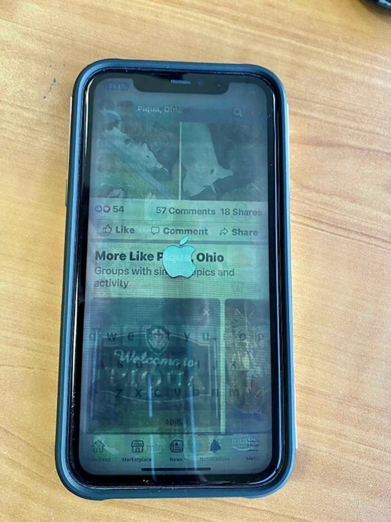 Žalila se da mobitel stalno prikazuje Apple logo. Nije skinula zaštitnu foliju