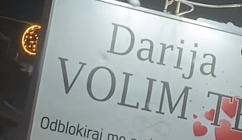 Regijom se širi fotka jumbo plakata iz Srbije, morate vidjeti što je majstor poručio svojoj djevojci