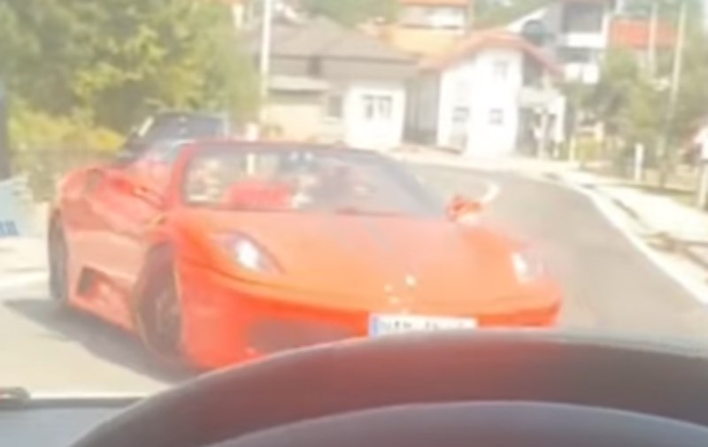 Snimka iz BiH je hit u regiji: na cesti je sreo tipa u Ferrariju, morate čuti što ga je pitao