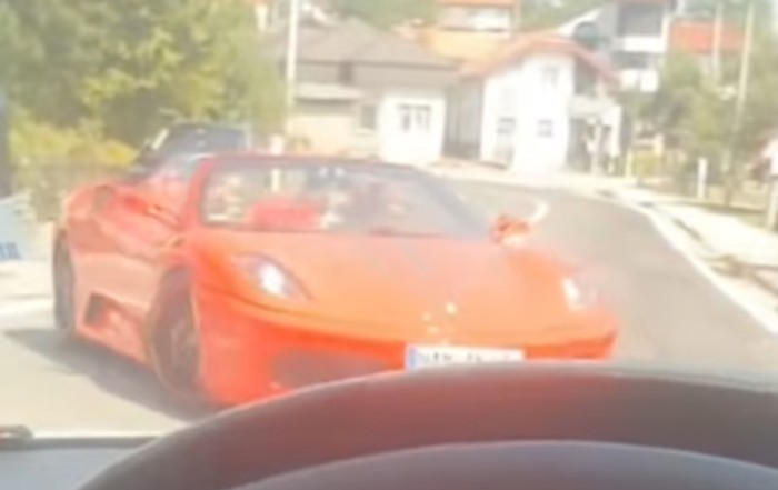 Snimka iz BiH je hit u regiji: na cesti je sreo tipa u Ferrariju, morate čuti što ga je pitao