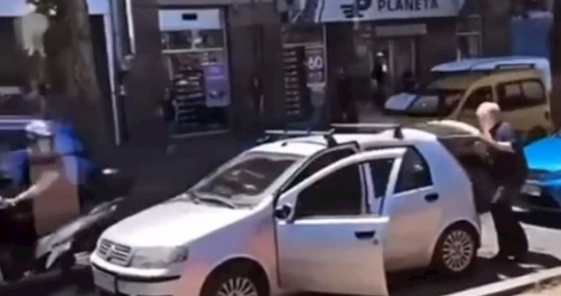 Luda snimka iz Beograda: Sukobili se u prometu, morate vidjeti što je izvukao iz prtljažnika