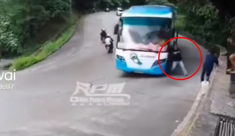 Širi se nevjerojatna snima, vozač je usred vožnje iskočio iz autobusa. Pogledajte što se dogodilo