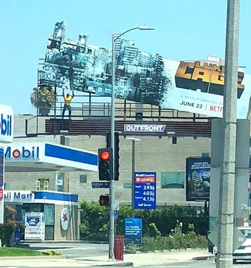 Plakat o ovom superjunaku napravljen je tako da izgleda kao da ga upravo taj superjunak drži u zraku