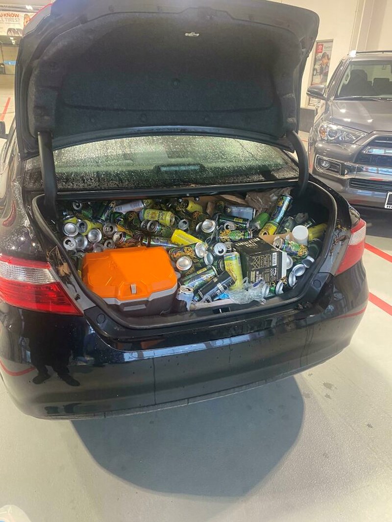 Tražio je da mu postavimo novu rezervnu gumu