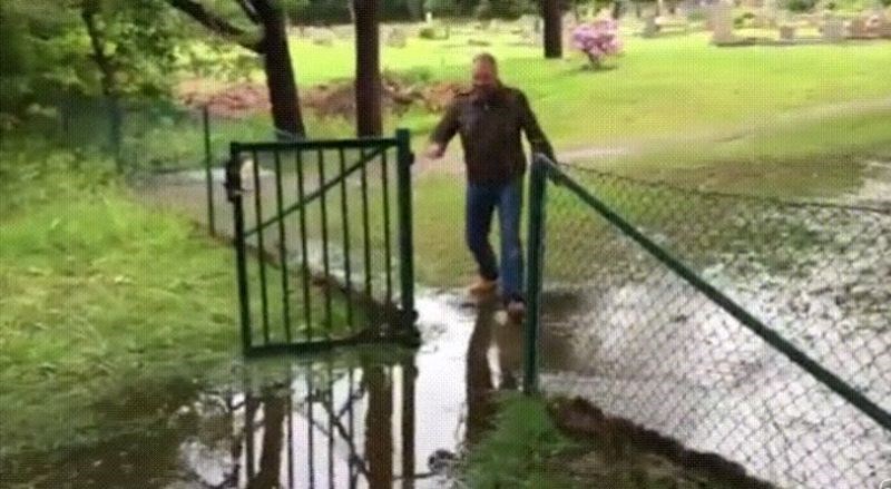 Pokušao je ostati suhih cipela, tisuće ljudi umiru od smijeha zbog načina na koji je to izveo