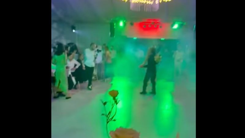 Na svadbi u Imotskom zabilježen je najbizarniji poklon godine, pogledajte čime su rezali tortu