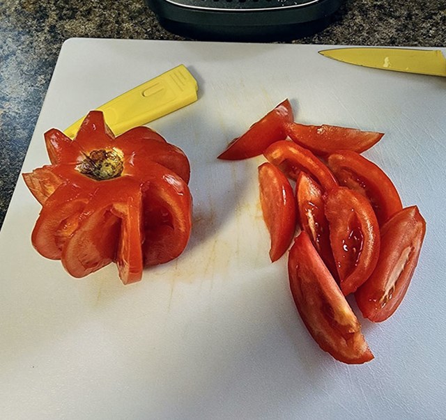 Ovako reže rajčicu