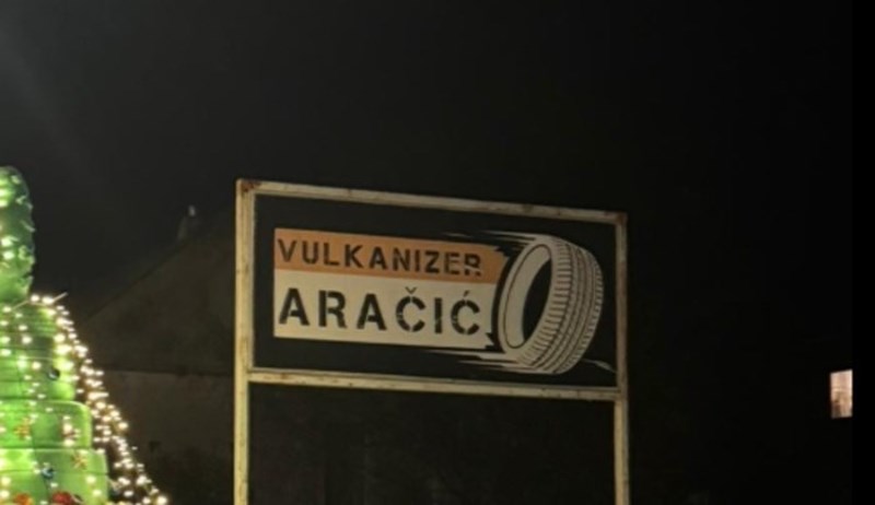 Vulkanizer iz Imotskog ima najluđu jelku u Hrvatskoj, svi staju da bi ovo fotografirali!