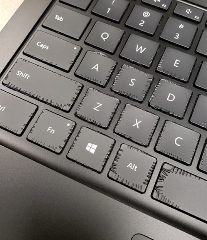 Tvrtka koja radi je uvela obaveznu dezinfekciju uređaja, ovo je njegov novi laptop od 15 tisuća kuna