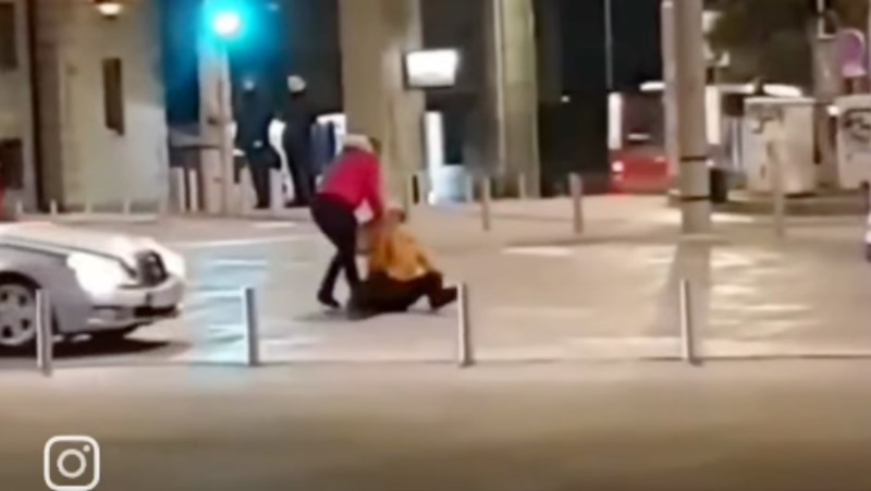 Scena iz Beograda obilazi regiju. Par se svađao nasred ulice, uslijedila je scena za pamćenje!