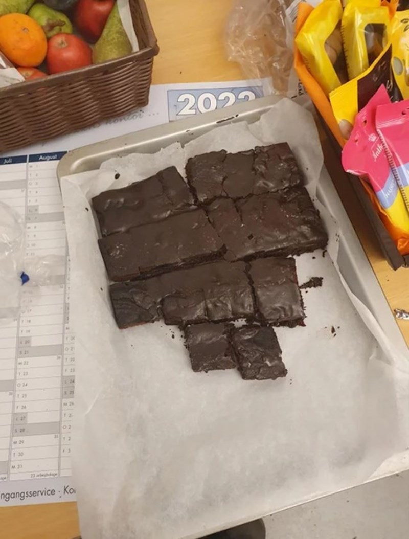 Ispekla sam kolač kolegama s posla. Nitko nije uzeo nijedan komad