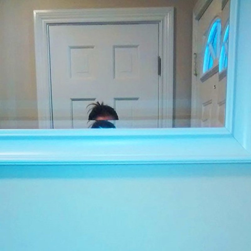 Moj suprug je visok 1,96m, a ja 1,64. Namjestio je ogledalo po sebi