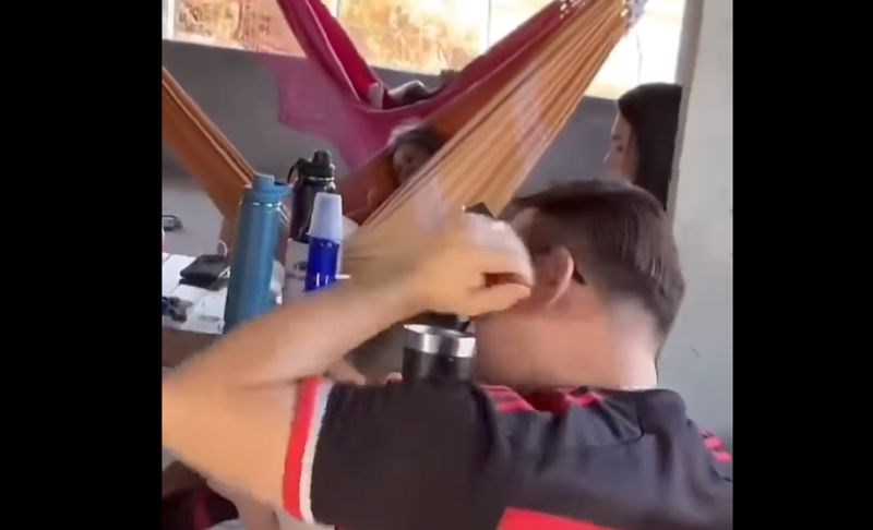 Tip iz Srbije je mislio da nitko ne kuži da nosi periku, pogledajte kako se razotkrio