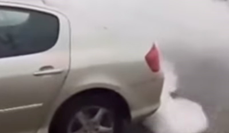 Tip je pokazivao kako mu dimi iz auspuha, zbog sljedeće scene snimka je postala viralna!