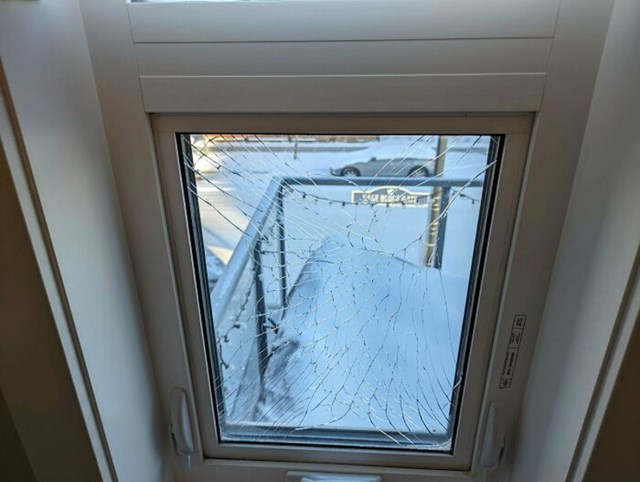 Zbog hladnoće su počeli pucati prozori
