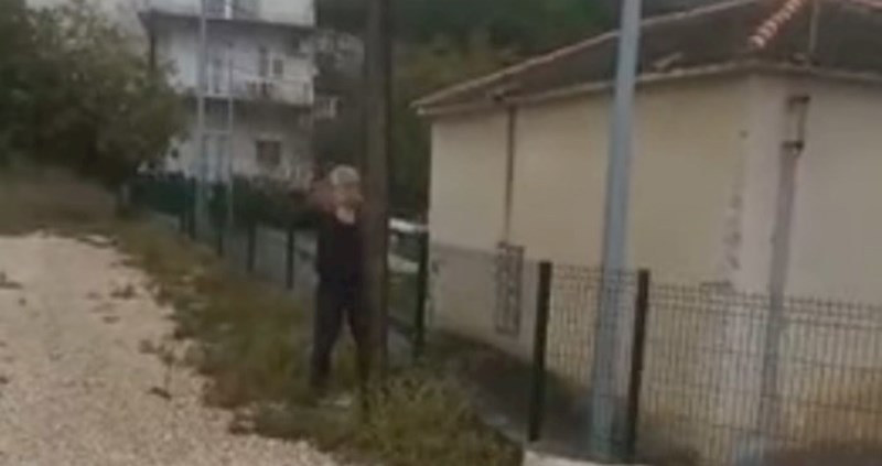 Širi se bizarna snimka iz Podstrane: Pogledajte kako tip pili stup na kojem su kablovi od struje