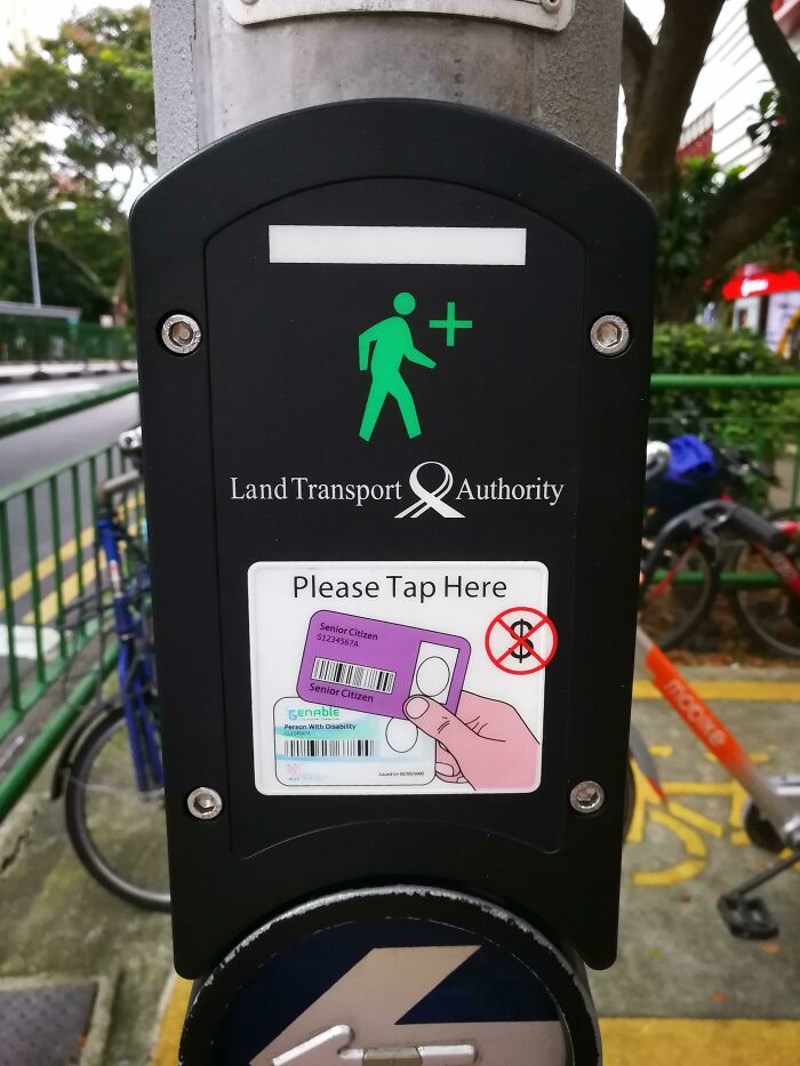 U Singapuru starije osobe mogu svojom karticom produljiti trajanje zelenog svjetla na semaforu