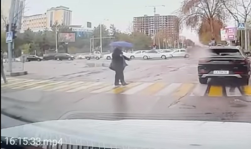 Vozač se zaustavio na semaforu, noge su mu se odsjekle kad je vidio tko prelazi cestu