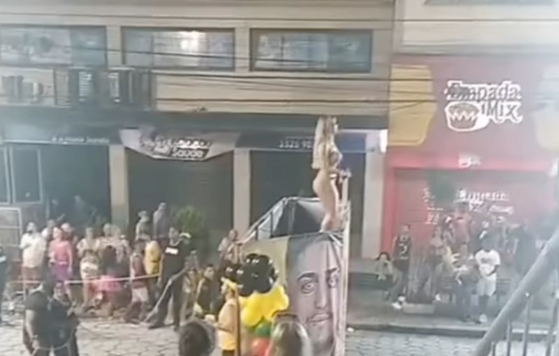 Tip je snimao zgodnu pjevačicu na bini, snimka je postala viralni hit zbog scene koja je uslijedila